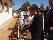 Le coup de ciseau symbolique, donné par Justine Edmond présidente de l’ACH, pour l’inauguration de l’extension du Centre de vie malgache «Les terreux de l’espoir»