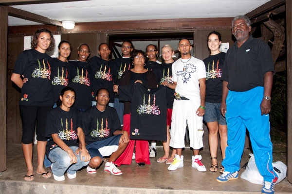 L’équipe de basket féminine du BCD, en compagnie de Daisy Permalama, présidente du BCD, Dhaled Maaz, qui fournit les tee-shirts Rasta Vibration, et Harry Seroupoumal, coach de l’équipe des filles du BCD.