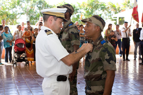 C’est avec beaucoup de fierté que les jeunes Réunionnais reçoivent du colonel Beaudoin l’insigne prémilitaire Air.