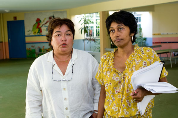 Madame Tessèdre, directrice de l’école maternelle Françoise Mollard des Camélias et Ericka Bareigts, adjointe déléguée au Projet Educatif Global et à l’Education.