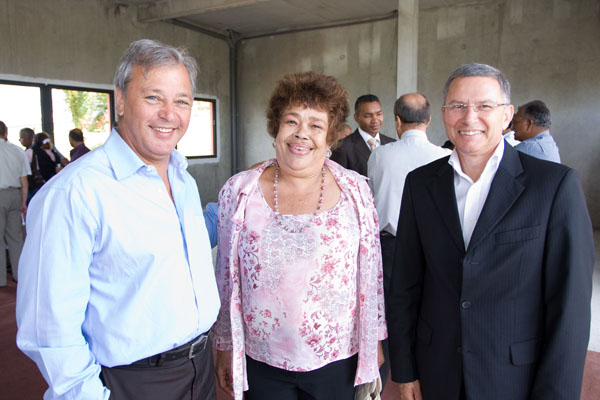 Maurice Gironcel, membre du secrétariat du PCR, Yolande Pausé, et Jean-François Lebeau, directeur de la MDEN