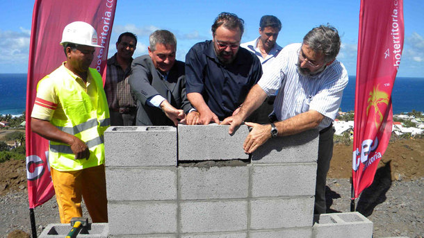 Michel Fontaine, maire de Saint-Pierre, Alain Gérard, sous-préfet de Saint-Pierre, et  Eric Wuillai, PDG de CBo Territoria ont posé la 1ère pierre du nouveau quartier à Grand Bois.