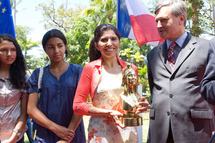 Aux côtés de Pierre-Henry Maccioni, Préfet de La Réunion, Nassimah Dindar, présidente du Conseil Général tient fièrement sa Marianne d’Or.