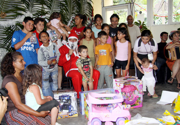 Des cadeaux pour tous les enfants de Grand Bassin, grâce au Père Noël et à l’association Timize