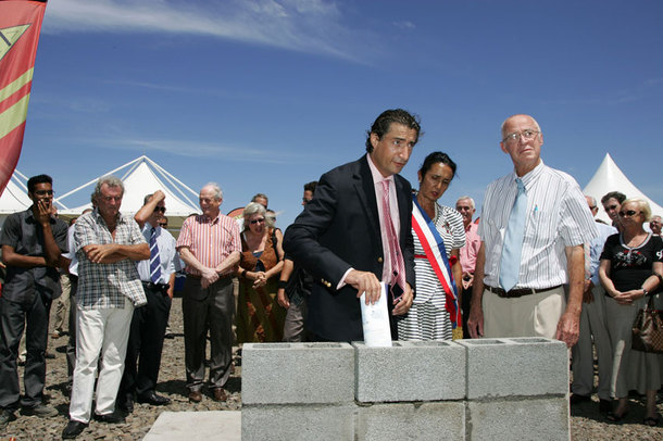 La pose de la première pierre a eu lieu en présence du Docteur Pierre Chenard, président de DomusVi Réunion, d’Huguette Bello, députée-maire de Saint-Paul et Florian Rico, conseiller général.