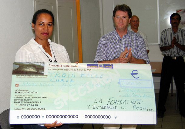 Remise du chèque de 3000€ de La Fondation d’Entreprise La Poste à Sandra Mithra, trésorière de l’Association de parents d’élèves de l’Ecole Centrale de Saint-Denis