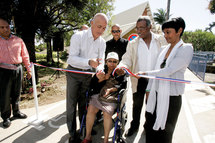 Gérald Maillot, 3ème adjoint à la mairie de Saint-Denis et Ericka Bareigts, adjointe au Maire de Saint-Denis, ont inauguré cette nouvelle rampe d’accès pour les personnes à mobilité réduite.