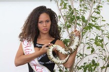 Miss Réunion et les serpents