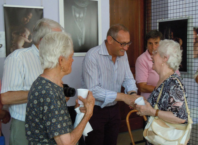 « JPelerin le maire et sa mère »  Paolo De Marchis, maire d’Oulx, félicite la mère de l’artiste, Elvire Pélerin, 88 ans, native de Beaulard.