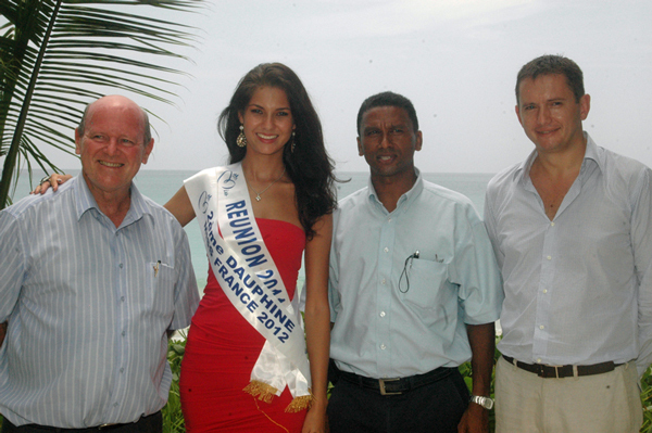 Alain Saint-Ange, Marie Payet, Barry Faure, et Frédéric Vidal lors de la conférence de presse en bord de plage à l'Hôtel Maia