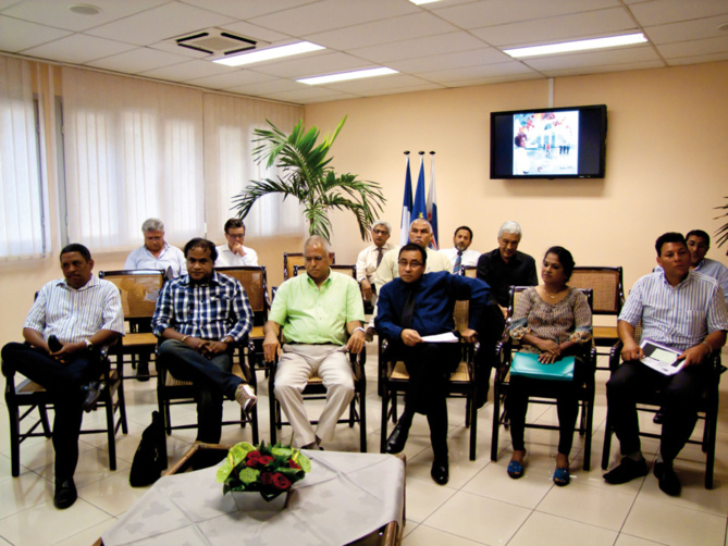 Vœux du président de la CCIR, Ibrahim Patel entouré d’une partie des élus de la Chambre de commerce avait choisi la formule petit déjeuner  pour ses vœux. Journalistes bien assis, heureusement, et long discours pour le Président qui a tenu à faire un bilan complet de son début de mandature... Quelques élus se sont ensuite exprimés... Petit déjeuner quasi à l’heure du déjeuner au final avec riz chauffé, charcuterie et viennoiseries de rigueur concoctés par les élèves du Centhor