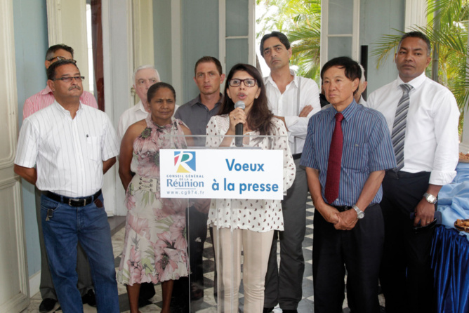 Vœux de la présidente du Conseil régional, Veille de cyclone et chaleur accablante pour le discours de la présidente sous la varangue de la somptueuse bâtisse de la Rue de Paris. Bilan et projections pour 2013, Nassimah Dindar dit ce qu’elle pense. Déjeuner rondement mené, entrée, carri dessert... Les journalistes finissent ainsi cette tournée des vœux hautement calorique...