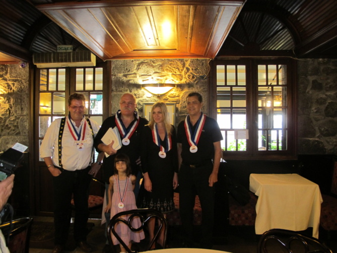 De gauche à droite: Eddie Legus, Emmanuel Lemagnen, Marion Richard et Fernand Payet, avec Salomé, la petite-fille d'Emmanuel, comme mascotte de l'Académie!