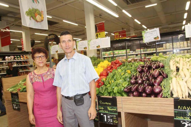 Sylvie Piffarelly et Teddy Gigan, responsables du rayon fruits et légumes