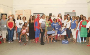 Ambre N'guyen avec les enfants au CHU Saint-Pierre: des sourires et des étoiles plein les yeux!