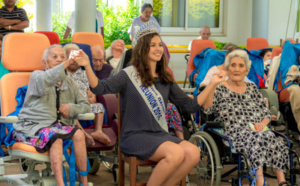 Miss Réunion visite les personnes âgées malades de l'USLD