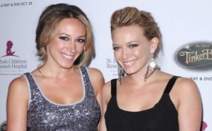 Hilary Duff "incroyablement surprise" par ses fiançailles, à en croire sa grande soeur Haylie...