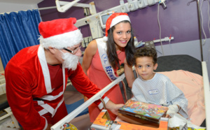 Miss Réunion et le Père Noël à l'hôpital Bellepierre