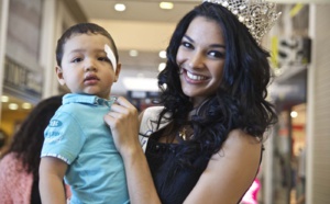 Miss Réunion en dédicaces au Carrefour de Saint-Pierre